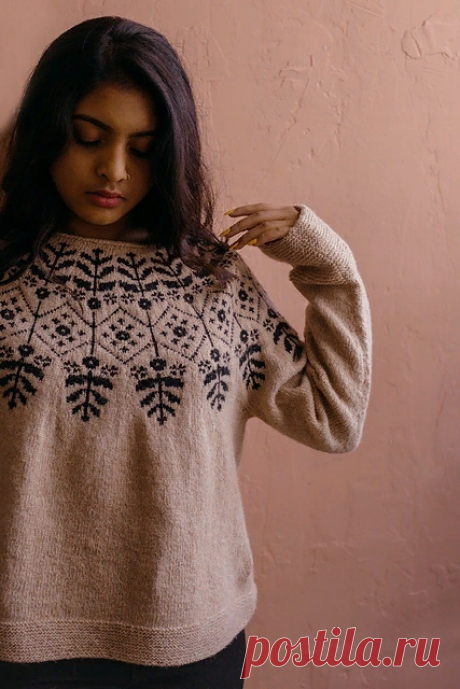 Удобный и просторный вязаный пуловер Carlina с круглой кокеткой из цветного узора связан спицами