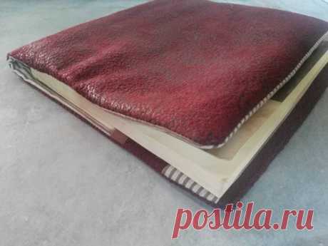 Handmade book protector
Made in France
By Perlime