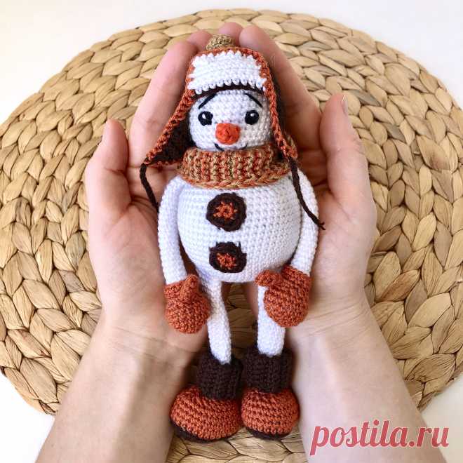 PDF Снеговик в шапке-ушанке крючком. FREE crochet pattern; Аmigurumi doll patterns. Амигуруми схемы и описания на русском. Вязаные игрушки и поделки своими руками #amimore - снеговик, Новый год, снеговичок.