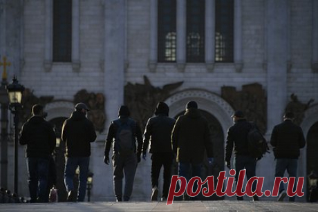 В РПЦ назвали условия присутствия мигрантов в России. Мигранты не должны создавать угроз для национальной идентичности России и русских. Об этом на Всемирном фестивале молодежи заявил патриарх Московский и всея Руси Кирилл. Он подчеркнул, что иностранцы всегда должны помнить, в какую страну приехали, и уважать ее традиции и обычаи.