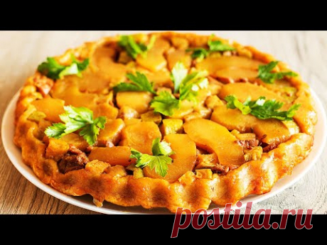 Слоеный пирог с яблоками в карамели и курицей