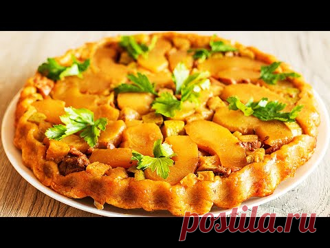 Слоеный пирог с яблоками в карамели и курицей