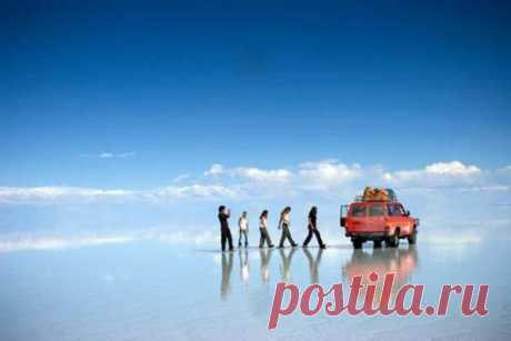 Солончак Уюни, Боливия. 
 Солончак Уюни — высохшее соляное озеро на юге пустынной равнины Альтиплано в Боливии на высоте около 3650 м над уровнем моря. Имеет площадь более 10,5 тыс. км² и является крупнейшим солончаком в мире. Озеро Солончак Уюни является одним из самых интересных, необычных и красивых озер Боливии. Причиной этому является то, что это озеро напрочь отличается от обычного нашего понимания ...