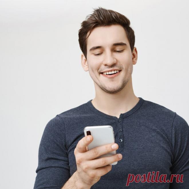 Девушка смотрит в телефон и улыбается. Смотрит в телефон и улыбается. Фото на планшет селфи. Селфи на планшет. Смотрит в телефон и улыбается.