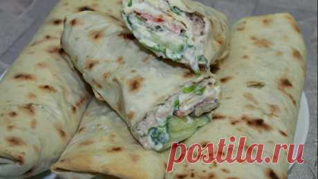 Ролл с тунцом, овощами и салатом в лаваше