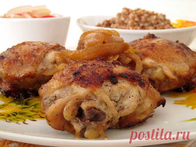 Куриные бедра со вкусом шашлыка! Если вам уже приелась жареная курица, то очень рекомендую приготовить ее именно по этому рецепту. Бедра получаются очень вкусные и нежные, а маринованный лук придает им вкус шашлыка! Новый и интересный вкус с минимумом затрат!