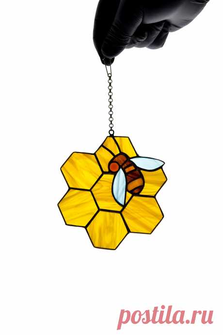 Bee suncatcher Window hanging Mother's day gift Glass bug Honey and be Add a touch of enchantment to your home with our exquisite Bee Stained Glass Suncatcher. Meticulously handcrafted, this stunning suncatcher captures the beauty of a bee in flight, its delicate wings and intricate details brought to life through vibrant stained glass. As sunlight filters through, the suncatcher illumina