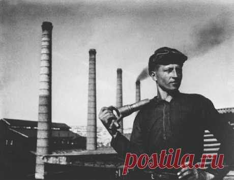 Фотоработы Евгения Халдея. 1934–1946 годы Евгений Халдей, фотокорреспондент ТАСС, стал свидетелем ключевых событий Великой Отечественной войны. Книга, посвящённая Халдею, называется «Свидетель