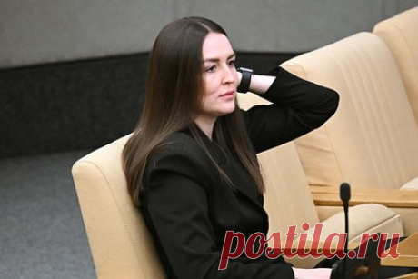 В России предложили проводить в школах опросы для выявления травли. Депутат Госдумы от партии «Новые люди» Анна Скрозникова предложила проводить ежегодные анонимные опросы в школах на предмет травли и издевательств в учебных заведениях. Из полученных данных предлагается составить Индекс дружелюбия, который поможет отслеживать буллинг и бороться с ним.