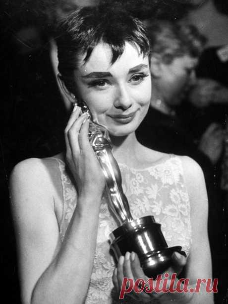 Одри Хепберн на получении Оскара за лучшую женскую роль (1953) | Ностальгический клуб любителей кино .