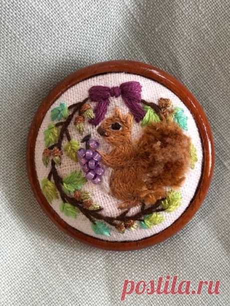 brooch spuirrel
