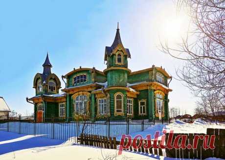 Русские терема: деревянное зодчество 
   
 

Сегодня увидела фотографию загородной усадьбы Шорина, построенной в 1902 году, и подумала, что в детстве я бы хотела жить в таком доме.