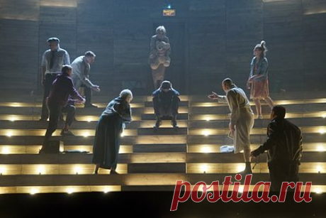 В России отреагировали на идею вырезать из фильмов «актеров-предателей». Вырезать сцены с «актерами-предателями» из фильмов неразумно, заявила актриса кино, первый зампред комитета Госдумы по культуре Елена Драпеко. Так в беседе с «Лентой.ру» она отреагировала на предложение своего коллеги. Ранее член комитета Госдумы по культуре Сергей Соловьев призвал вырезать подобные сцены.