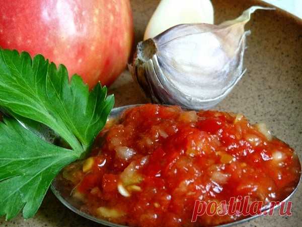Аджика яблочная, наивкуснейшая! 

Вкуснейшая аджика. Я еe делаю каждый год по 2 -3 порции, потому что быстро съедается. Подходит ко многим блюдам(мясо, птица, пюре). Можно использовать как приправу(например к борщу, к рагу). Вобщем настолько хороша, что не опишешь, надо пробовать и наслаждатся прекрасным вкусом. 

Для приготовления яблочной аджики потребуется: 

Помидор — 2 кг 
Перец болгарский (любой-лучше красный) — 1 кг 
яблоки(с кислинкой) — 500 г 
Морковь — 500 г 
Чес...