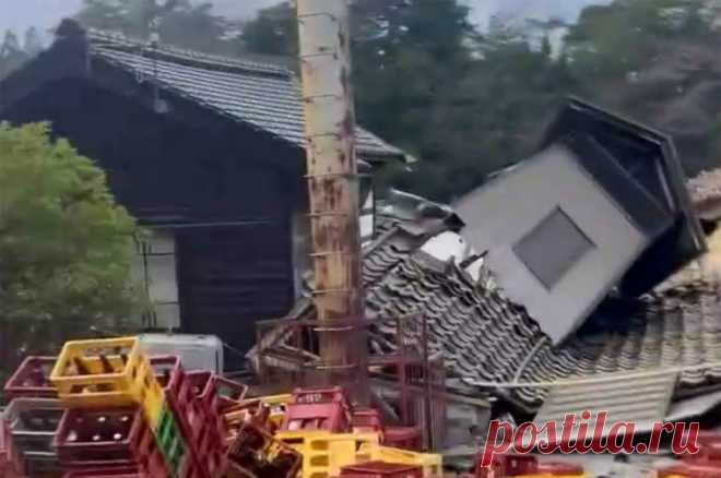 Тела двух жителей Японии обнаружили под завалами после серии землетрясений. Тела погибших нашли в префектуре Исикава.