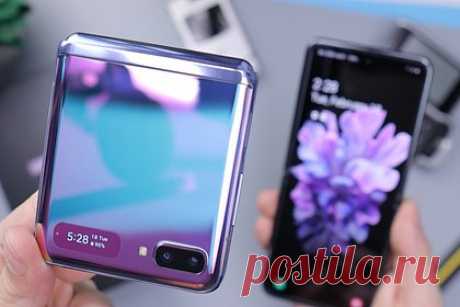 Samsung представила сгибаемый в обе стороны смартфон. Южнокорейская компания Samsung представила смартфон, дисплей которого может сгибаться в обе стороны. Компания показала концепт девайса под названием Flex In &amp; Out Flip на выставке CES 2024. По форме устройство напоминает раскладушку Galaxy Z Flip и оснащено гибким экраном. Аппарат может раскладываться на 360 градусов.