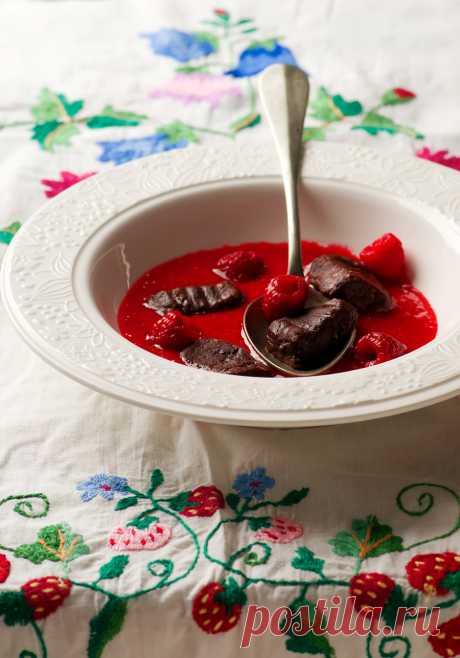 Шоколадные ньокки с малиновым соусом