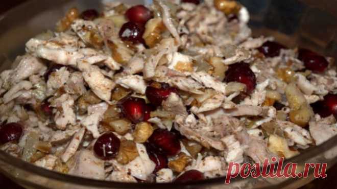 Салат «Шамаханская царица» — вкусный салат, в котором нет ничего лишнего! Удивительно удачное сочетание! Ингредиенты:

Куриное филе – 400 грамм
Грецкие орехи – 100 грамм
Лук – 1 штука
Специи (хмели-сунели или сухая аджика) по вкусу
Растительное масло для жарки
Соль и перец по вкусу

Приготовление:

Отваренное куриное филе разорвите руками на мелкие кусочки. Добавьте измельченные орехи и зерн