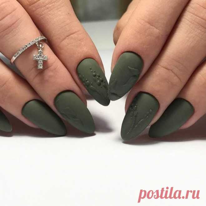Поскольку зеленый цвет 💚 набирает все больше поклонников, это отличная альтернатива кричащим ярким ✨ оттенкам, а также нюдовым в этом сезоне. 💅🏻 Вы можете создать потрясающий дизайн маникюра с зеленым лаком, 🟢 который отлично будет смотреться на коротких и длинных ногтях.