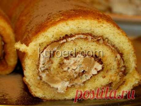 Бисквитный рулет со сметанным кремом и орехами