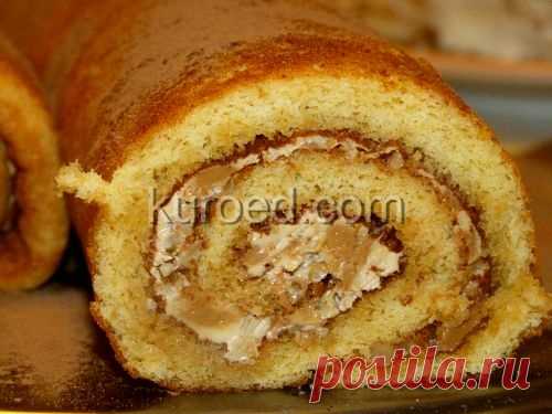 Бисквитный рулет со сметанным кремом и орехами