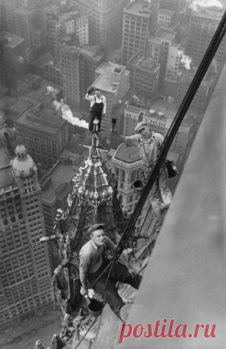 Кипит работа на небоскребе Вулворт. Нью-Йорк, 1926 г. / Историческая справка
