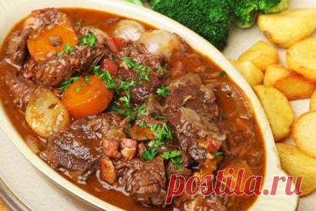 Говядина тушёная с овощами «Стифадо по-гречески»