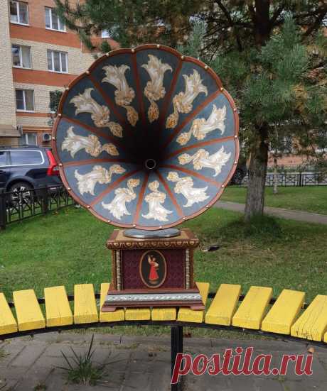 Граммофон с большой деревянной трубой. Реставрация.  
Поверхность корпуса изготовлена в произвольном стиле.
Корпус из пород : красного дерева, берёзы, сосны, дуба.
Опорный диск покрыт бархатным фактурным материалом : Calvados. 
Старинные литографии в стиле : &quot;лаковая миниатюра Федоскино&quot;.
....