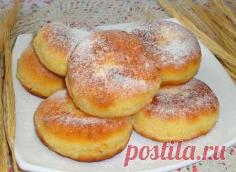 Пышки на сметане. Готовятся пышки очень быстро! 
Сладенькие, пухленькие бездрожжевые пышечки, прямо как в детстве! Порадуйте и вы своих детишек этой замечательной выпечкой.
Ингредиенты: 
Мука пшеничная — 2-2,5 Стакана (сколько возьмет тесто) 
Сметана — 3 Ст. ложки 
Сахар — 3-4 Ст. ложек 
Яйцо куриное — 2 Штуки 
Разрыхлитель — 1 Чайная ложка 
Соль — Щепотка 
Масло растительное — 50 Миллилитров 
Количество порций: 12-15
