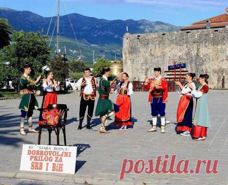 (1) ФејсбукČlanovi KC Stara Budva organizovali su danas ispred TQ-a i Starog grada prikupljanje dobrovoljnih priloga za poplavom pogođena područja u susjednim državama