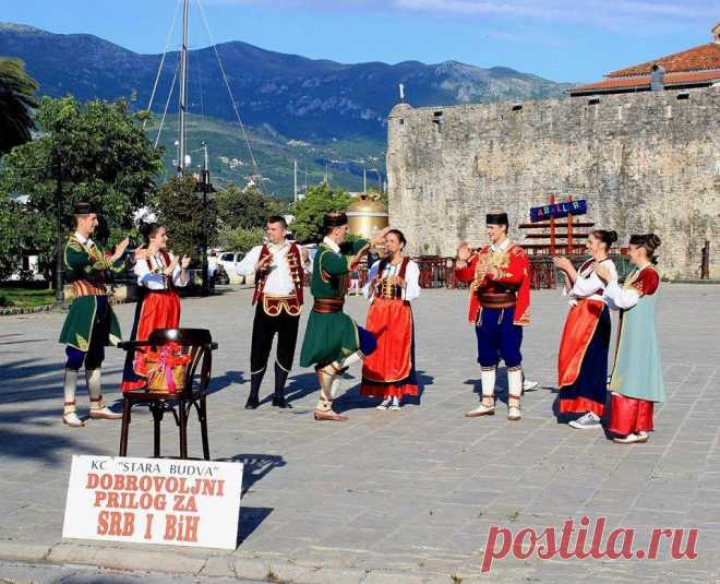 (1) ФејсбукČlanovi KC Stara Budva organizovali su danas ispred TQ-a i Starog grada prikupljanje dobrovoljnih priloga za poplavom pogođena područja u susjednim državama