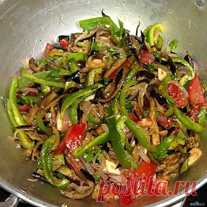 КАДИ-ЧА. 
Настоящая корейская кухня. Салат, горячее и закуска в одном блюде
Состав:
Баклажаны - 1 кг.
Репчатый лук - 0,5 кг
Помидоры - 1 кг.
Кинза - 1 пучок
Болгарский перец - 0,5 кг.
Чеснок - 1,5 головки
Соль / перец - чайная ложка / щепотка
Корейская соль (глутамат натрия) - щепотка (не обязательно)
Молотый красный острый перец Чили - столовая ложка
Соевый соус - 2 столовых ложки
Оливковое масло - 3-4 ст. ложки
Рис (в качестве хлеба (!)) - 300 гр.