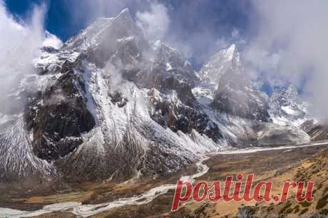 Вершина Чолатзе в облаках, Непал. Автор фото – Арсений Герасименко: nat-geo.ru/photo/user/49955/