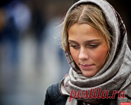 Какая роскошь — быть не в моде
И жить, ни на кого не глядя,
И одеваться по погоде,
Не ради взглядов встречных дядей.
Прослыть не побояться дурой,
Не прибавлять платформой роста,
Не подгонять свою фигуру
Под &quot;шестьдесят&quot; и &quot;девяносто&quot;.
Веселой быть и самодурной,
Зевать, коль станет слишком скучно.
Какая роскошь — быть не модной,
А быть самой собою — штучной...