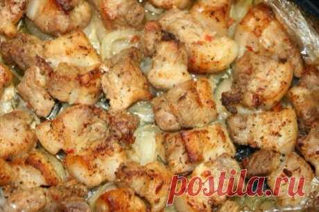 Шашлык в духовке на луковой подушке.