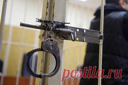 Россиянин зарезал 39-летнюю супругу во время ссоры и пошел под суд. В Вологодской области суд рассмотрит дело 41-летнего мужчины, зарезавшего 39-летнюю супругу. Утром 1 января пьяный фигурант поссорился с женой. Он взял нож и несколько раз ударил им женщину, нанеся ей смертельные ранения. Вскоре обвиняемый осознал, что произошло, и обратился в экстренную службу.