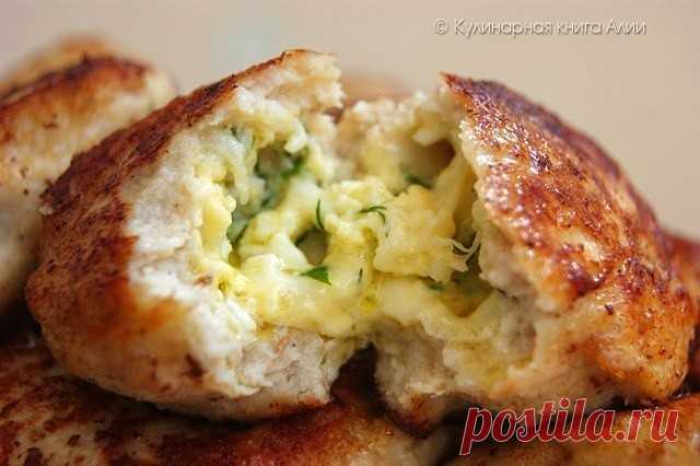 Котлеты с очень вкусной начинкой!
Понадобится:
Для фарша:
-500 куриного фарша
-1 луковица
-1-2 зубчика чеснока
-хлеб (по вкусу)
-1 яйцо
-соль,перец
Для начинки:
-100-150 г сыра натереть на мелкой терке (у меня моцарелла)
-2 вареных яйца натереть на мелкой терке
-петрушку и укроп мелко нарезать
-2 ст ложки сливочного масла комнатной температуры
- можно добавить любимые приправы
Приготовление:
Приготовить начинку
Приготовить фарш. У меня получился жидковатый. Может быть хлеб...