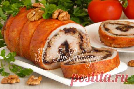 Рулет из свинины с черносливом и орехами - рецепт с фото