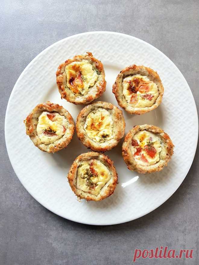Мясной кекс с колбасой и сыром