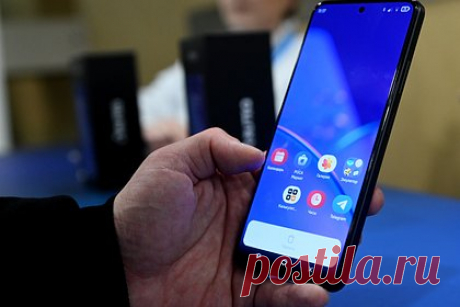 Названы основные пользователи отечественного смартфона Р-ФОН. Главный разработчик сайта Kremlin.ru IT-эксперт Артем Геллер заявил, что основными потребителями отечественного смартфона Р-ФОН окажутся пользователи из корпоративного и государственного сектора. «Это в хорошем смысле среднее устройство, которого достаточно для работы», — подчеркнул автор.
