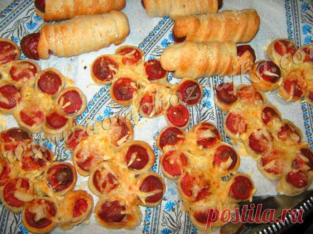 Слоёное тесто с сосисками и сыром