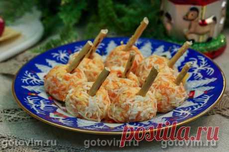 Закусочные шарики с соленой сельдью и морковью. Рецепт с фото Еще один вариант закусочных шариков на тему салата «сельдь под шубой». На этот раз без свеклы, но с вареной морковью и сыром. Для остроты к моркови добавили пропущенный через пресс чеснок. Перед подачей закуска должны постоять в холодильнике, чтобы шарики стали плотнее. Для удобства каждый шарик можно нанизать на соленую соломку, но делать это надо непосредственно перед подачей на стол. Чтобы соломка не размякла.