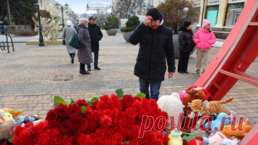 Жители Белгорода несут цветы и игрушки к стихийному мемориалу