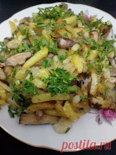 Быстрый ужин. Жаренная с солеными грибами картошка - рецепт автора Ульяна Рогулёва
