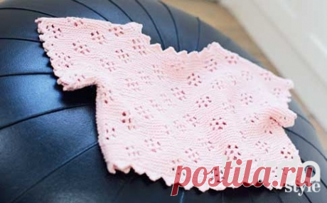 Ажурный топ для девочки на возраст 1 (2) 3 (4) года. 
ПОТРЕБУЕТСЯ: - Пряжа (100 % хлопка; 50 г/165 м) – 3 (3) 4 (4) мотка светло-розовой; 
- спицы № 2,5; 
- круговые спицы № 2,5 длиной 40 см; 
- крючок № 2.
