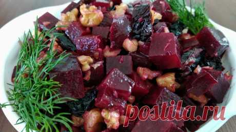 Салат-Долгожитель! Удивительно вкусный и невероятно полезный салат! - БУДЕТ ВКУСНО! - медиаплатформа МирТесен Всем привет! Сейчас вы увидите рецепт очень интересного и вкусного салата, который приготовить очень просто. В этом полезном салате - очень много витаминов. И вот какие продукты я для этого использую: запечённая в духовке свёкла - 1 шт. (300 г.) чернослив - 90 г. грецкие орехи - 50 г. чеснок 1-2...