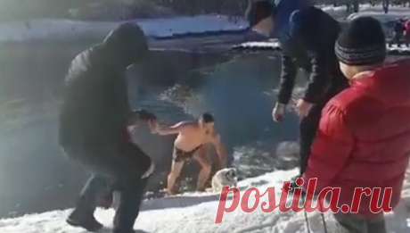 Крымчанин нырнул в ледяную воду ради спасения собаки | РИА Новости - события в России и мире: темы дня, фото, видео, инфографика, радио