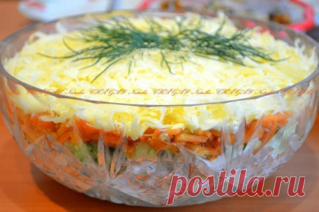 Салат с копченой курицей, корейской морковью и огурцом

Ингредиенты:
-100 г твердого сыра; 
-2 свежих огурца; 
-250 г копченой курицы; 
-150-200 г моркови по-корейски; 
-4 вареных яйца; 
-майонез для прослойки. 

Приготовление:
Вареные яйца натереть на терке, выложить на дно салатника. Сделать сеточку из майонеза. 

Копченую курицу нарезать мелкими кубиками, выложить на яйца. Сделать сеточку из майонеза. 

На курицу выложить слой огурцов, нарезанных кубиками. Майонезом мож...