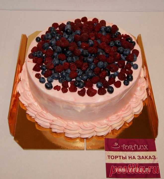 Праздничный торт без мастики с ягодами.Вес 3 кг.