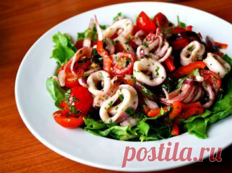 Рецепт греческого салата с кальмарами и овощами.